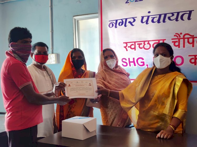 नगर अध्यक्षा बबीता माड़वी ने सफ़ाई कर्मियों को सफाई मित्र सम्मान पत्र दे कर सम्मान किया