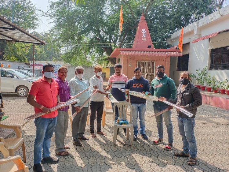 रायपुर पश्चिम के दानवीर भामाशाह वार्ड क्र.26, गुढ़ियारी के युवकों को क्षेत्रीय विधायक विकास उपाध्याय ने किया क्रिकेट सामग्री भेंट....