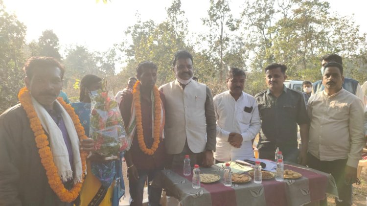 संसदीय सचिव रेखचंद जैन के कार्यों से प्रभावित होकर संवेदनशील वनांचल चितालगुर के सरपंच ने कांग्रेस प्रवेश किया