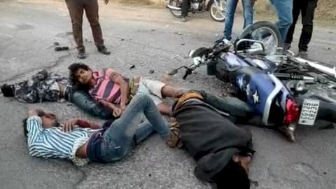 CG- दो की मौत: दर्दनाक सड़क हादसा.... एक बाइक पर सवार होकर जा रहे थे चार लोग.... तेज रफ्तार वाहन की ठोकर से दो की मौत.... दो गंभीर....