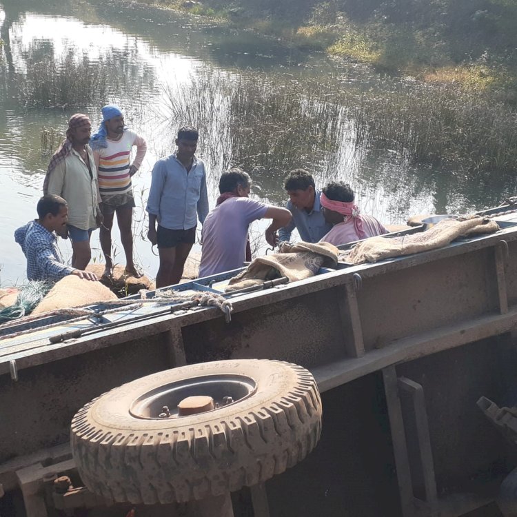 धमतरी ब्रेकिंग : धान से भरी ट्रैक्टर ट्राली गिरी पुल से नीचे.....150 बोरा धान खराब...