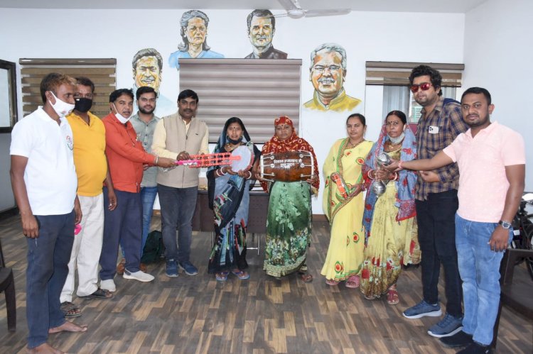 सरदार वल्लभ भाई पटेल वार्ड 24 के रायपुरीं दाई समिति को क्षेत्रीय विधायक विकास उपाध्याय के द्वारा जसगान हेतु वाद्य यंत्र किया गया भेंट......