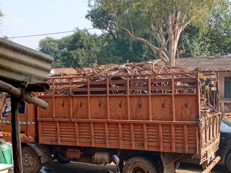 लखनपुर में अवैध कबाड़ का कारोबार धड़ल्ले से किया जा रहा है।