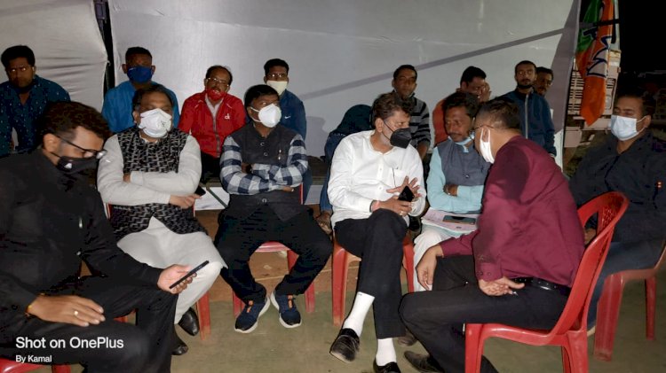 भारतीय जनता पार्टी द्वारा संजय गांधी वार्ड की पार्षद कोमल सेना पर एफ आई आर की मांग को लेकर अनिश्चितकालीन धरना बोध घाट थाने के सामने किया गया