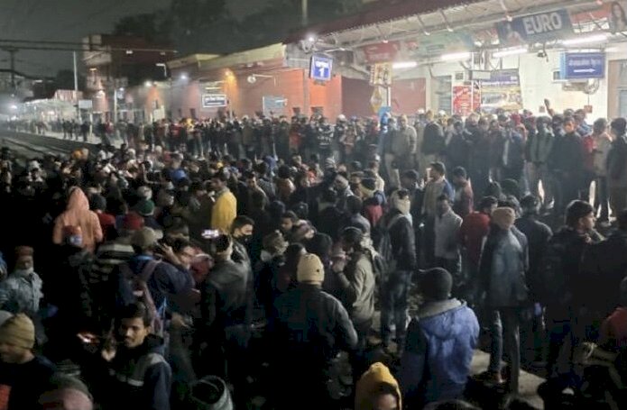 रिजल्ट पर बवाल : रेलवे रिजल्ट पर जमकर बवाल……रायपुर आने वाली ये ट्रेन कैंसिल….छात्रों पर लाठी चार्ज, आंसू गैस के गोले छोड़े गये…..जाने पूरा मामला……