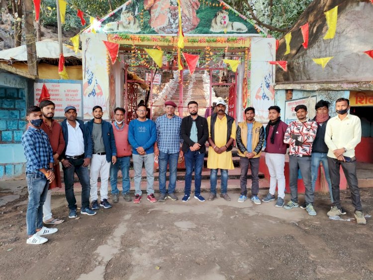 गणतंत्र दिवस के अवसर पर हिंदू सेवा संघ के द्वारा चलाया गया मां कुदरगढ़ी के दरबार में स्वच्छता अभियान ...