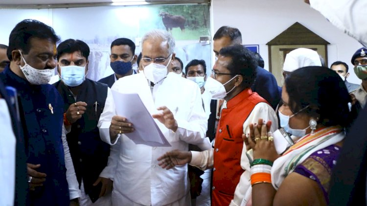 छत्तीसगढ़ बंगाली समाज प्रदेश प्रबंधन कमेटी के द्वारा माननीय मुख्यमंत्री भूपेश बघेल छत्तीसगढ़ शासन बस्तर प्रवास के दौरान समाज के मांग पत्र और ज्ञापन पत्र सौंपा गया