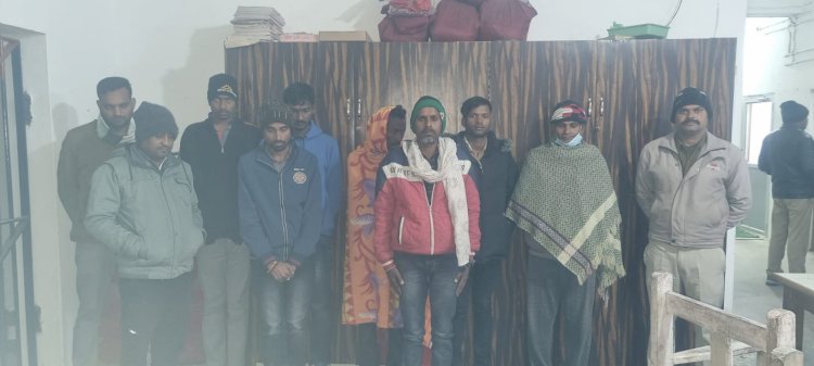 CG- BJP नेता सहित 9 जुआरी गिरफ्तार: धड्डले से 52 परियों से इश्क लड़ा रहे थे दीवाने….. महानदी किनारे सजी थी महफिल.... पुलिस का छापा.... 74 हजार रुपए बरामद.... जुआ खेलते पकड़े गए भाजयुमो जिला मंत्री.... 9 गिरफ्तार......
