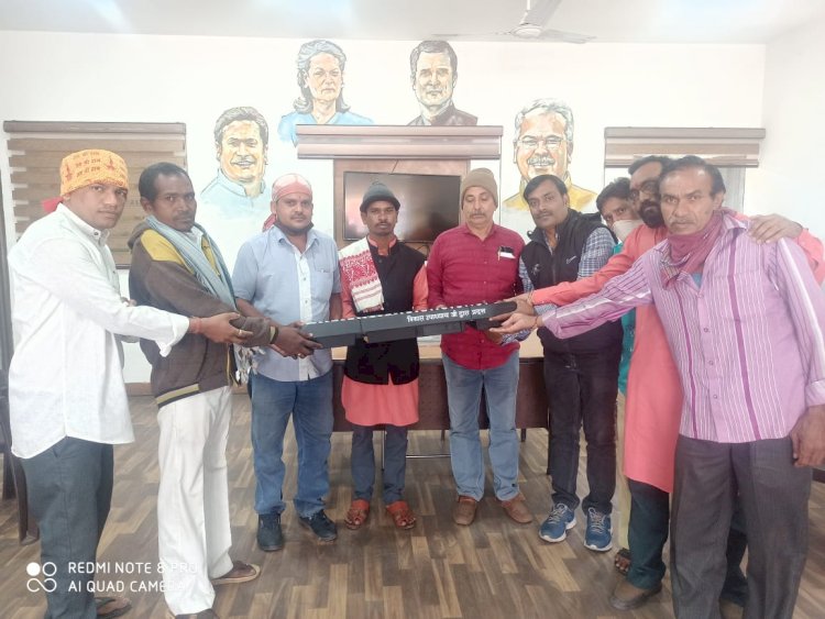 लवकुश रामायण मंडली खमतराई को क्षेत्रीय विधायक विकास उपाध्याय के द्वारा यामा आर्गन (वाद्य यंत्र) किया गया भेंट......