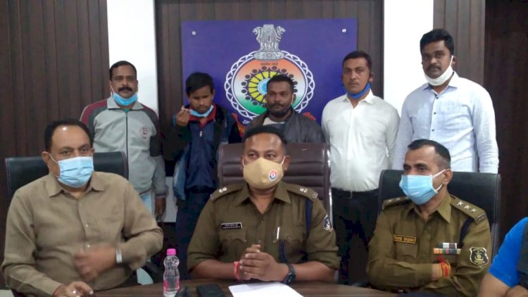 CG- बेटे और भांजे ने मिलकर की चोरी: अपने ही घर में चोरी करके ले लिया गोल्ड लोन.... नए मकान में शिफ्टिंग के दौरान की थी चोरी.... 80 ग्राम सोने के साथ दो गिरफ्तार.... 7 साल पुराने चोरी के मामले का ऐसे हुआ खुलासा......