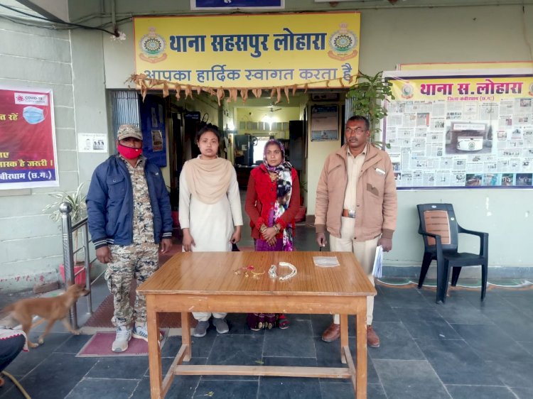 शातिर ठग दम्पती गिरफ्तार दोस्ती बढ़ा भरोसा जीत लाखो के जेवरात ठग कर हो गए थे फरार ठगी किये सोने चांदी के जेवरात बरामद आरोपीयो को गिरफतार कर भेजा गया न्यायिक रिमांड पर।