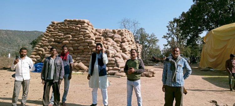 भाजपाइयों ने 5 सूत्रीय मांगों को लेकर धान खरीदी केंद्रों में दिया धरना ... मुख्यमंत्री के नाम सौंपा ज्ञापन..