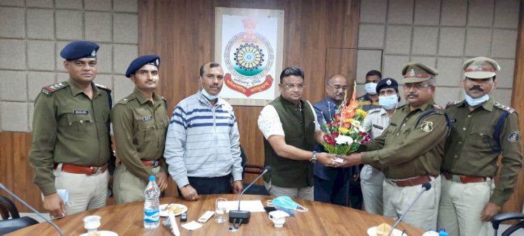 सेवा निवृत्त हुए एसआई को प्रभारी पुलिस अधीक्षक सूरजपुर ने किया सम्मानित 41 वर्षो तक दी पुलिस विभाग में अपनी सेवाएं..