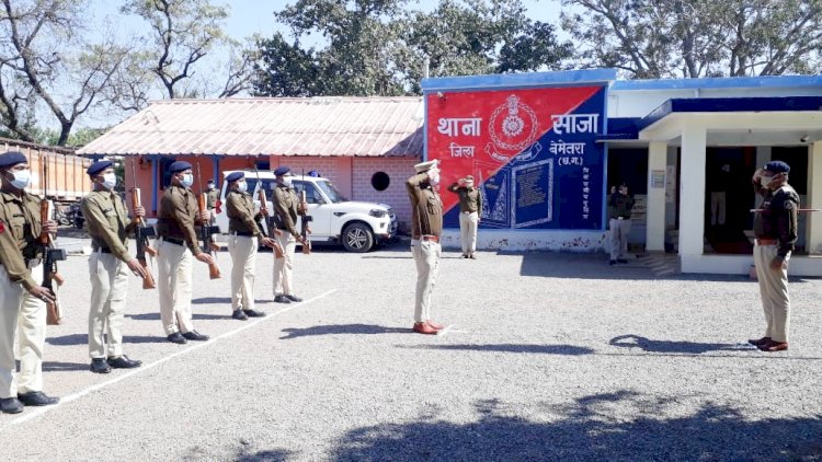 CG:बेमेतरा एसपी धर्मेंद्र सिंह ने किये थाना साजा का कीट परेड व वार्षिक निरीक्षण...इस दौरान प्रशिक्षु भापुसे सुश्री पूजा कुमार..थाना प्रभारी साजा निरीक्षक अंबर सिंह , एसपी रीडर सउनि विनोद शर्मा