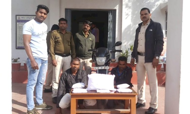 नशे के कारोबार में लिप्त लोगों के खिलाफ रतनपुर पुलिस सख्त एक बार फिर से लगभग 03 किलो गांजे की तस्करी करते हुए स्थानीय पुलिस ने दो आरोपियों को धर दबोचा पढ़े पूरी खबर