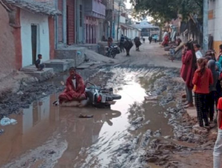 राशन के साथ कीचड़ में गिरा किसान: बाइक पर गेहूं लेकर जा रहा था.... रास्ता खराब होने पर फिसलने से गिर गया.... 6 घंटे तक गंदगी में बैठा रहा.... घंटो कीचड़ में बैठकर किसान ने किया प्रदर्शन..... अफसर भी पहुंचे गांव.... फिर जो हुआ.......
