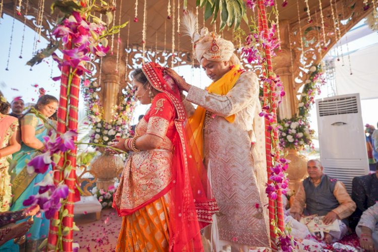 PHOTOS-VIDEO में देखिए चैतन्य की हुई ख्याती: मुख्यमंत्री भूपेश के बेटे चैतन्य की धूमधाम से हुई शादी.... मुख्यमंत्री बघेल ने मेहंदी लगवाकर बेटे की शादी में मंत्री सिंहदेव और समधी संग लगाए ठुमके.... कई राजनीतिक हस्तियों ने की शिरकत.... बारात से लेकर सात फेरे तक.... देखें CM के बेटे के बिहाव के सारे तस्वीरें और वीडियो.......
