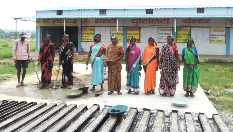 मल्टी-यूटिलिटी सेंटर ने खोला स्वरोजगार का द्वार, महिलाओं ने अकुशल श्रम से व्यवसाय की ओर बढ़ाए कदम....मनरेगा अभिसरण से निर्मित वर्क-शेड में बना रही हैं फेन्सिंग पोल, आर्थिक स्वावलंबन के लिए बनीं प्रेरणास्रोत......