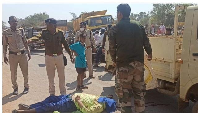 CG सड़क हादसा : ट्रक की ठोकर से बाइक सवार की मौके पर मौत, एक घायल....