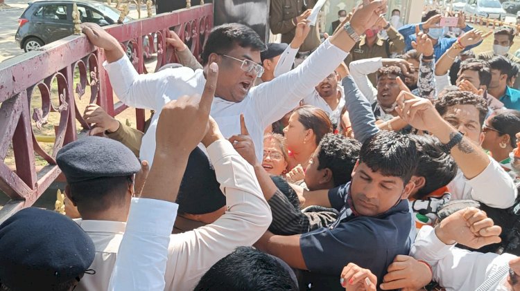 मनेंद्रगढ़ विधायक डॉ. विनय जायसवाल के नेतृत्व में चिरमिरी से संचालित होने वाली समस्त ट्रेनों को पुनः प्रारंभ करने रेल प्रबंधक को कुंभकर्णी नींद से जगाने बिलासपुर डीआरएम कार्यालय के सामने समर्थकों के साथ किया घेराव व विशाल धरना प्रदर्शन....देखे PHOTO.....