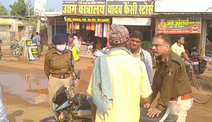 CG BEMETARA:देवरबीजा में दिनदहाड़े लाखों रुपये की उठाईगिरी ..ज़िला सहकारी कैंद्रीय बैंक से निकालकर गाड़ी के डिग्गी में रखने के चंद मिनटों बाद एक लाख रुपया पार..सुचना मिलने पर बेमेतरा SDOP शर्मा एवं टीम पहुंचे..बेमेतरा सिटी कोतवाली का मामला