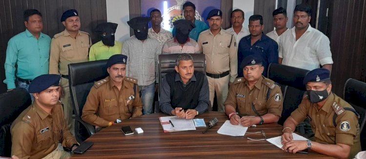 CG- खौफनाक मर्डर का खुलासा: नपुंसक कहा तो प्राइवेट पार्ट को पत्थर से कुचला... शराब के नशे में दोस्त की मर्दानगी पर उठाये सवाल.... कहा, तेरा बच्चा क्यों नहीं हो रहा है.... नाराज दोस्त ने पत्थरों से सिर कुचला.... प्राइवेट पार्ट पर भी किया वार.... लाश के कपड़े उतार दिये.... 3 गिरफ्तार......
