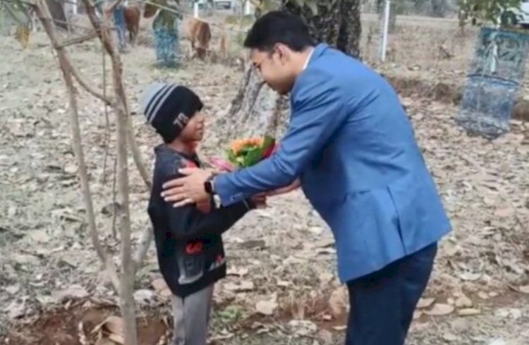 CG VIDEO: ....जब कलेक्टर ने कहा, 'मैं भावी कलेक्टर से मिल रहा हूं'.... फिर हुआ ये.... जानिए कैसे नन्हे बालक ने जीता दिल..... देखें VIDEO....