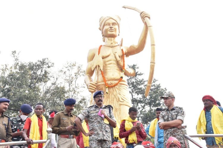 वीर शहीद गुण्डाधूर के गृहग्राम नेतानार पहुंचकर शहीद गुण्डाधूर, डेबरीधूर एवं अन्य शहीदों का स्मरण करते हुये उनके मूर्ति पर माल्यार्पण किया गया