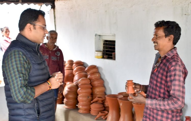 ट्राइबल टोकनी संस्था से एडका के कुम्हारों को मिला 1 लाख का ऑर्डर.... कलेक्टर विगत दिनों कुम्हार परिवारों से हुए थे रूबरू......