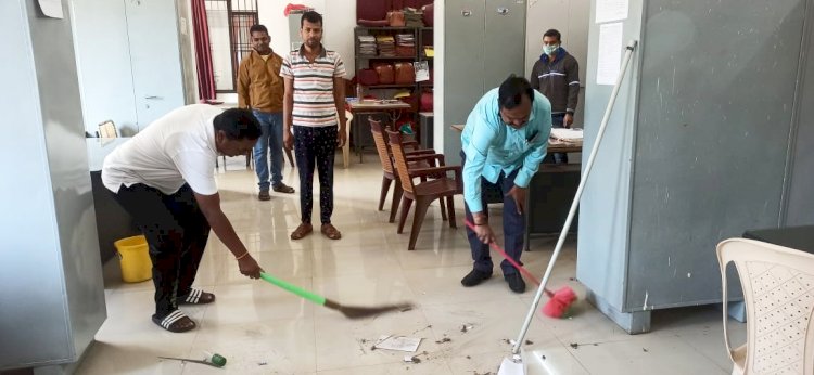 विशेष सफाई अभियान :….जब कलेक्टर ने अपने कार्यालय में लगाया झाड़ू, दंग रहे गए सभी कर्मचारी…..कलेक्टर ने दिए ये निर्देश….पढ़िए पूरी खबर…