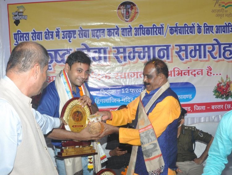 मॉ हिंगलाजिन मंदिर सेवा समिति द्वारा किया गया बस्तर पुलिस का सम्मान