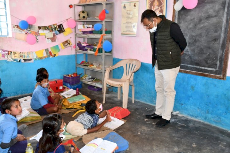 CG: ....जब पैरों से लिख रहा था दोनों हाथों से दिव्यांग निशांत.... कलेक्टर ने जज्बे को किया सलाम.... कलेक्टर ने पूछा, बड़े होकर क्या बनना चाहते हो तो कहा, कलेक्टर..... तत्काल मिला व्हीलचेयर.... लेखन कार्य सहित सभी कार्य पैरों से ही.....