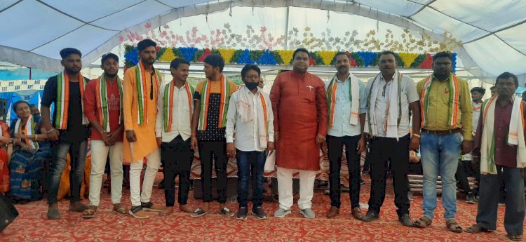 CG BEMETARA:कांग्रेस सरकार और संसदीय सचिव पर जताया भरोसा 2 सौ भाजपा कार्यकर्ताओं ने किया कांग्रेस प्रवेश...गोंडवाना समाज के लिए सामुदायिक भवन के लिए 10 लाख ,कबीर कुटी के लिए 1 लाख 50 हजार और 5 लाख रुपये सीसी रोड निर्माण वा 6 लाख रंगमंच के लिए घोषणा किया