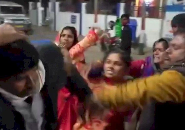 बहन ने जहर खाकर कर ली आत्महत्या.... साली ने की जीजा की बेदम पिटाई.... बहन की मौत के बाद ससुराल वालों पर लगाया दहेज प्रताड़ना का आरोप.... जिला अस्पताल में जमकर हंगामा......