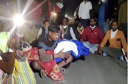 CG बच्चे की मौत : फूड प्वाइजनिंग से 10 साल के मासूम की मौत…2 बच्चे गंभीर, शव के साथ धरने पर बैठा परिवार…एनएच 43 में चक्काजाम…जाने पूरा मामला…..