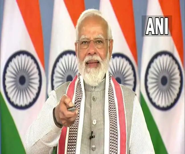 प्रधानमंत्री नरेन्द्र मोदी ने खेतों में कीटनाशकों का छिड़काव करने के लिए 100 किसान ड्रोन का उद्घाटन किया।