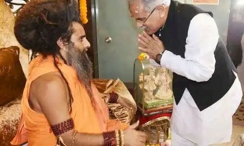 शराबबंदी पर रितेश्वर महाराज आज क्रोधित नजर आए. रितेश्वर महाराज ने कहा कि सरकार को इस पर विचार करना चाहिए कि शराब से लाखों घर बर्बाद होते हैं : रायपुर (छ.ग) ।