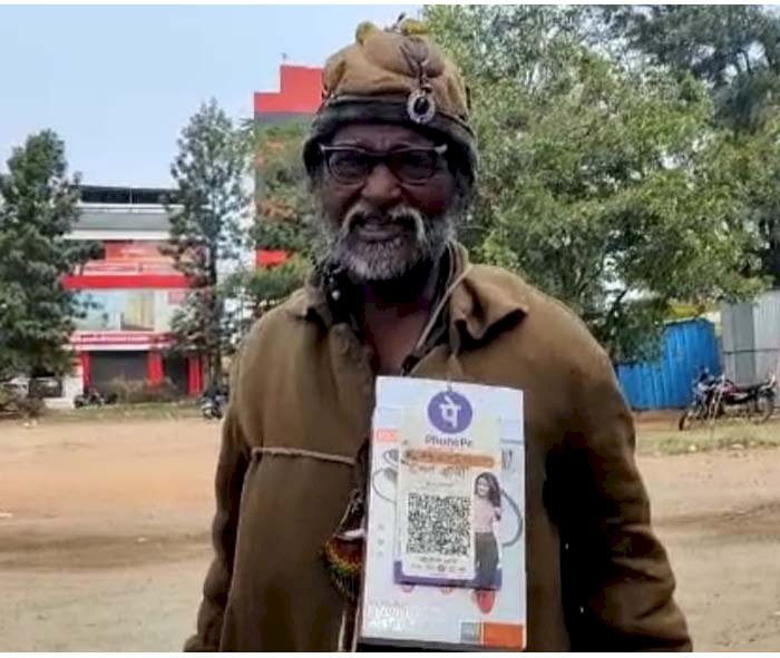 डिजिटल भिखारी : एक और हाईटेक भिखारी देखकर रह जाएंगे दंग.... छुट्टे नहीं हैं का बहाना नहीं चलेगा... कहता है, 'बाबू जी ऑनलाइन पे कर दो'.... नकद नहीं Google Pay व Phone Pe सीधे खाते में लेता है भीख....गर्दन से लटकाए रहता है क्यूआर कोड…..