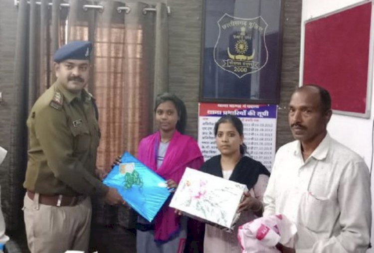 CG ईमानदार बेटियां: रास्ते में पड़ा मिला लाखों रुपयों से भरा बैग….पुलिस पैसा खोजने में लगी थी….उधर दो बेटियों ने पैसों से भरे थैले को लेकर पहुँची थाने…लौटाया तो दिलदार किसान ने दिया 10-10 हजार का इनाम……..