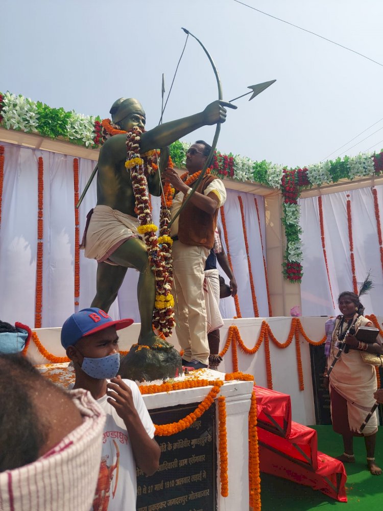 शहीद डेबरीधूर के नाम पर होगा तोंगपाल में निर्माणाधीन कॉलेज का नाम : कवासी लखमा सुकमा जमींदार मनोज देव् ने धुरवा समाज हेतु 25 हजार रुपये का चेक व 25 डिसमिल भूमि देने का किया वादा
