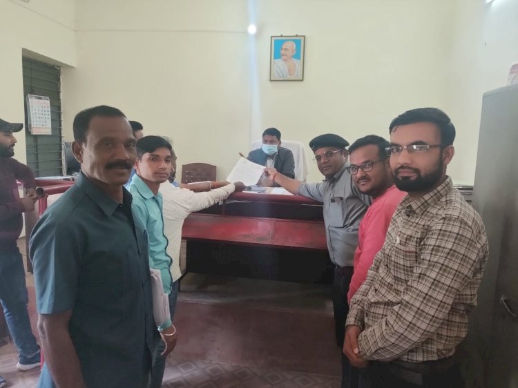 पीएम.जी.एस.वाई.सड़क के गुणवत्ताहीन निर्माण को लेकर भाजपा भैयाथान ने एसडीएम को सौंपा ज्ञापन....
