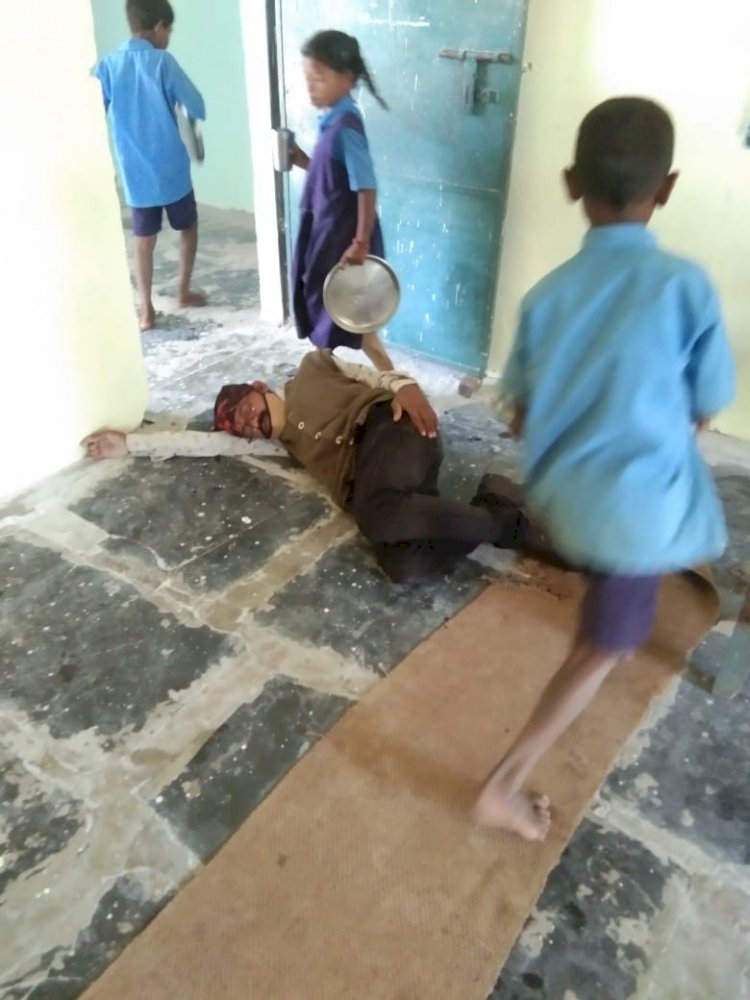 CG शिक्षा के मंदिर का हाल : शिक्षा के इस मंदिर की मर्यादा तार-तार हो रहा....सरकारी स्कूल में अध्यापन कक्ष के फर्श पर लेटा नजर आया नशे मे धुत....नशे की आदत से स्टॉफ परेशान.... पढ़िए पूरी खबर