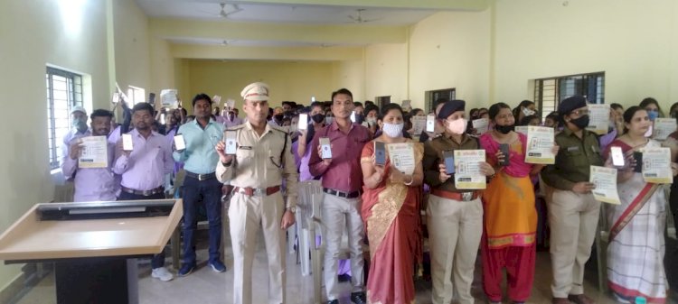 सूर्या डिग्री कालेज में अध्ययनरत छात्र छात्राओं स्टाफ को अभिव्यक्ति नारी के सम्मान की कड़ी में अभिव्यक्ति ऐप के संचालन व फंक्शन सिस्टम के बारे में बताया गया