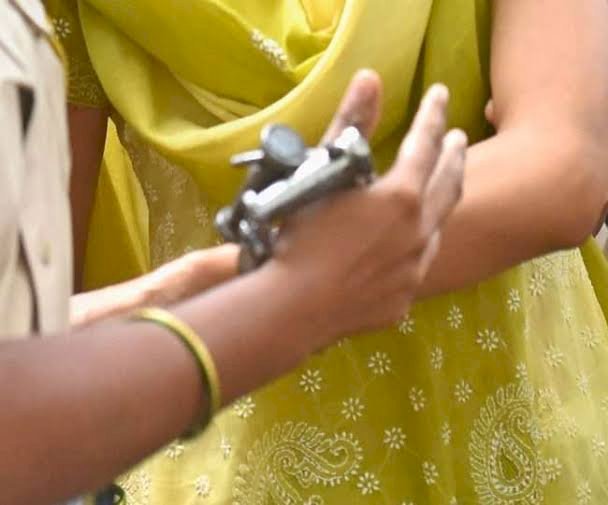 पति-पत्नी गिरफ्तार: ट्रेन के टॉयलेट के पास ऐसा काम कर रहे थे पति-पत्नी.... देखकर दंग रह गए यात्री.... पुलिस ने रंगे हाथों पकड़ा.....