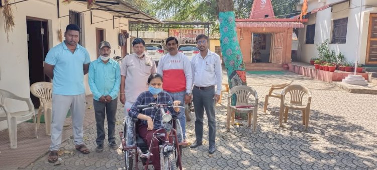 रायपुर पश्चिम के सरदार वल्लभ पटेल वार्ड नम्बर 24 गोपाल नगर निवासी दिव्यांग छात्रा को क्षेत्रीय विधायक विकास उपाध्याय ने किया बैट्री ट्राईसाईकिल भेंट