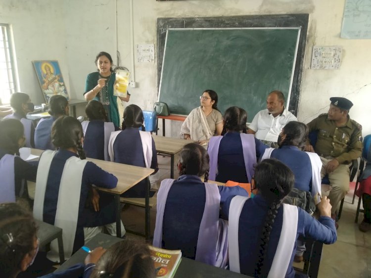 CG BEMETARA:शासकीय उ.मा.विद्यालय मगरघटा में बेमेतरा पुलिस महिला प्रधान आरक्षक चौबे द्वारा