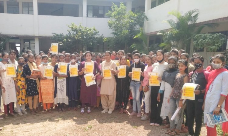 CG BEMETARA:बेरला शासकीय नवीन महाविद्यालय में अभिव्यक्ति एप्लिकेशन के संबंध में... बालिकाओं को महिला /बालिका सुरक्षा के बारे में महिला प्रधान आरक्षक वर्षा चौबे ने विस्तृत जानकारी दिये
