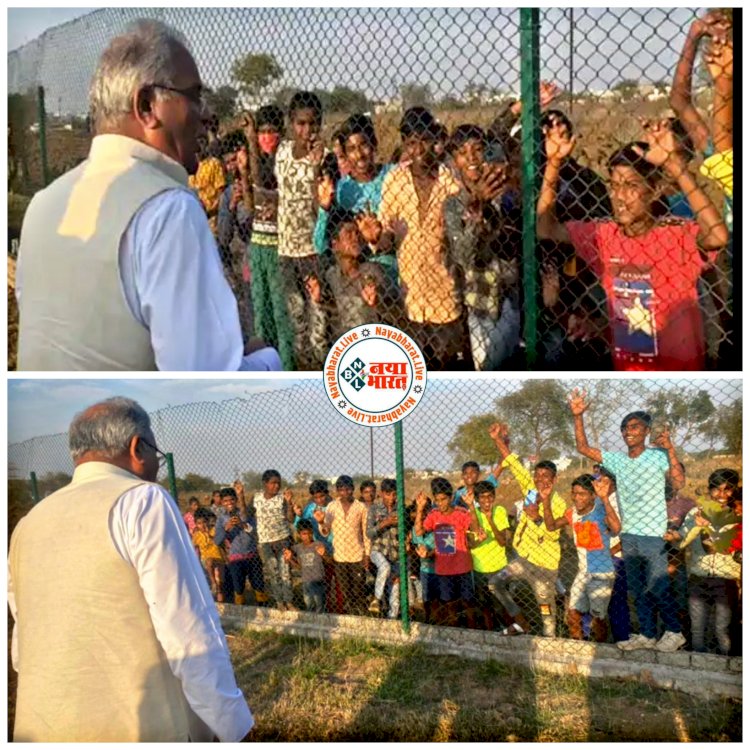 CG- CM भूपेश का ये अंदाज दिल जीत लेगा VIDEO: 'कका पास करा दे ना'.... हेलीपैड पर खड़े बच्चों ने जब जोर से चिल्लाया, '10वीं पास करवा दे भूपेश कका'.... पास बुला लिया.... सुरक्षा घेरा तोड़ CM पहुंच गये उनके करीब फिर.... देखें VIDEO.....