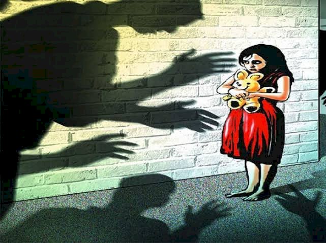 CG- 5 साल की मासूम से हैवानियत: मोहल्ले का लड़का बहलाकर ले गया.... फिर साथी के साथ मिलकर दिया सामूहिक दुष्कर्म को अंजाम.... 5 साल की बच्ची से गैंगरेप करने वाले गिरफ्तार.... मामला जान रह जाएंगे दंग......