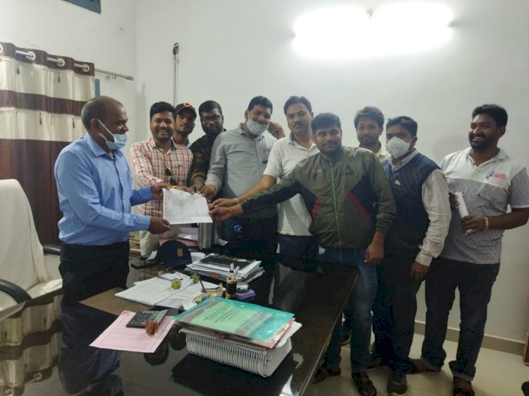 महाशिवरात्रि मेला देवगढ़ धाम में पत्रकारों की बैठक व्यवस्था हेतु जनपद सीईओ एवं नोडल अधिकारी को सौंपा गया ज्ञापन ।